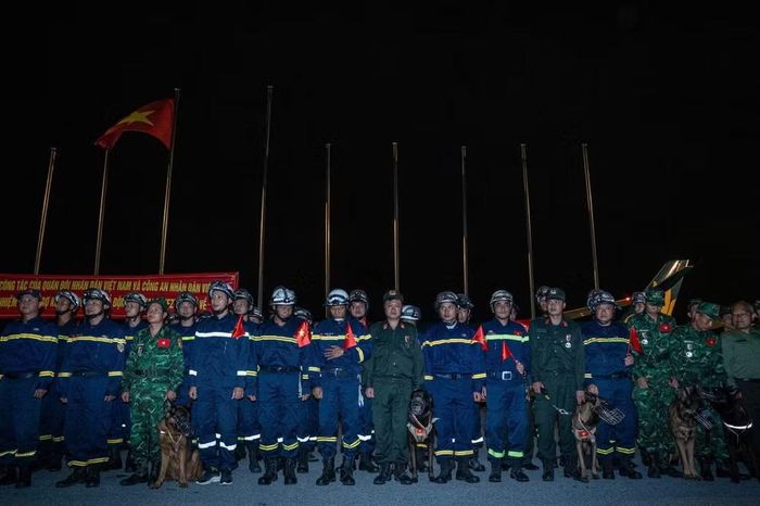 Dù làm nhiệm vụ ở cách Tổ quốc nửa vòng trái đất, lá cờ đỏ sao vàng luôn là niềm tự hào, tiếp thêm sức mạnh cho những người lính cứu nạn Việt Nam.