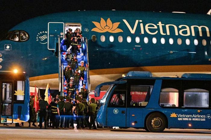 Các cán bộ, chiến sĩ bước xuống sân bay, đồng đội và người thân chào đón