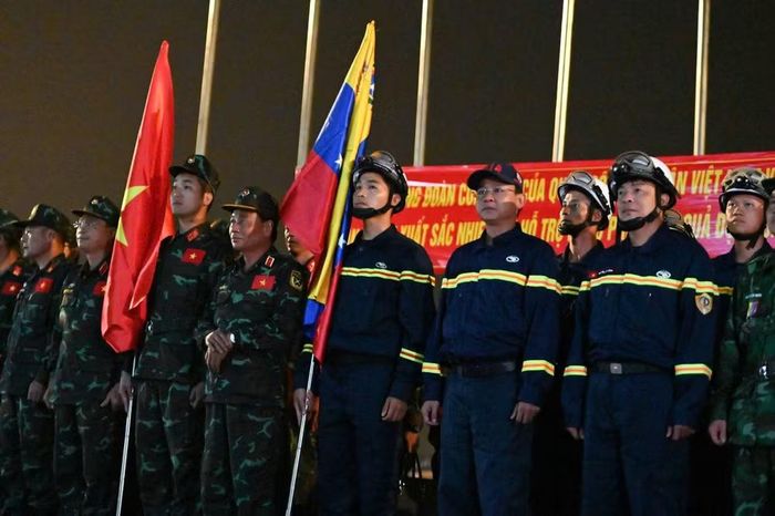 Trong tổng số 124 chiến sĩ của đoàn, Công an Hà Nội đã cử 10 cán bộ, chiến sĩ tinh nhuệ thuộc Phòng Cảnh sát PCCC& CNCH trực tiếp tham gia vào các nhiệm vụ cốt lõi tại hiện trường.