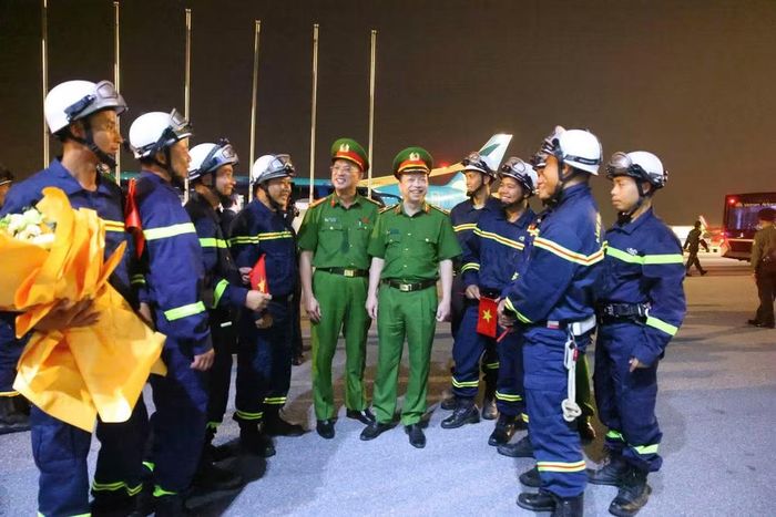 Thiếu tướng Nguyễn Hồng Ky, Phó Giám đốc CATP Hà Nội cùng Đại tá Phạm Trung Hiếu, Trưởng phòng Cảnh sát PCCC&CNCH CATP Hà Nội thăm hỏi, chúc mừng các cán bộ, chiến sĩ Công an Hà Nội tham gia Đoàn cứu nạn, cứu hộ