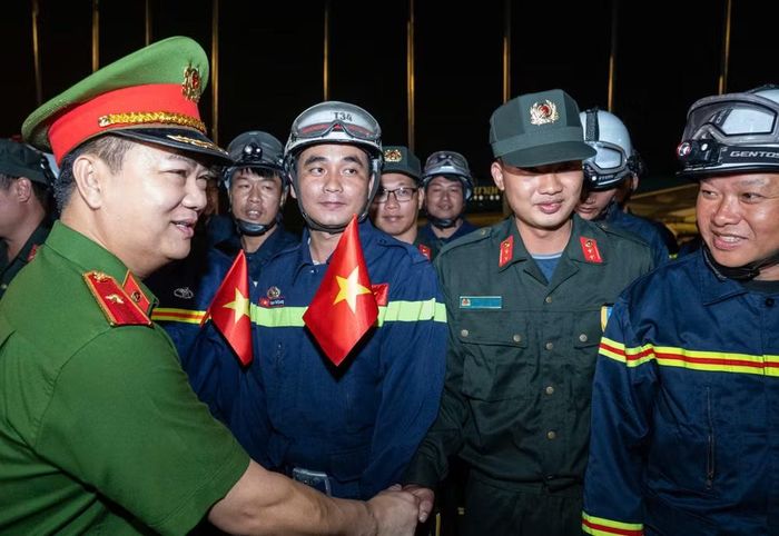 Những nụ cười xen lẫn xúc động trong ngày đoàn công tác trở về sau hành trình cứu nạn đầy thử thách tại Venezuela
