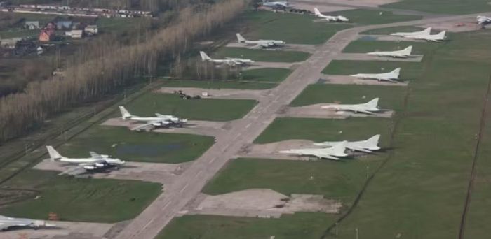 Ukraine tuyên bố chiến dịch đánh trúng 41 máy bay, trong khi giới chức Mỹ cho rằng khoảng 20 máy bay bị trúng đòn, trong đó 10 chiếc bị phá hủy.