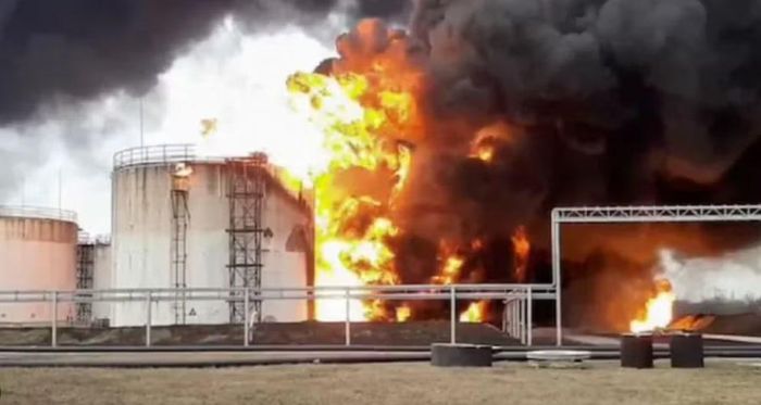 Theo BBC, các cuộc tập kích gần đây cho thấy Ukraine đang mở rộng chiến dịch "phong tỏa hậu cần" sang các tuyến vận tải trên biển sau khi nhiều lần tấn công các tuyến tiếp tế trên bộ tới Crimea.
