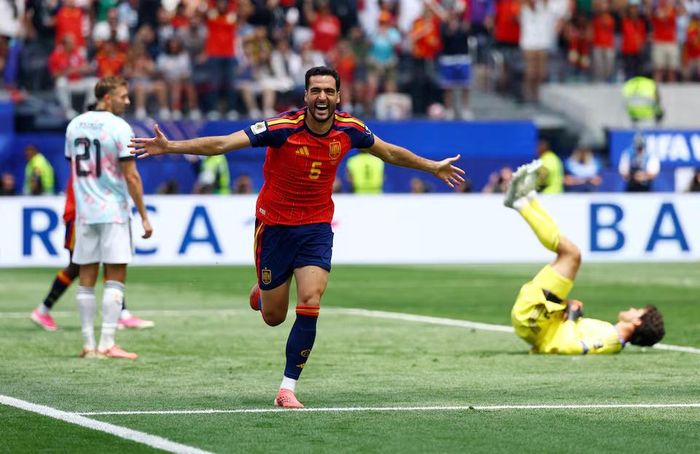 Mikel Merino của Tây Ban Nha ăn mừng bàn thắng thứ hai. Nguồn: Reuters.