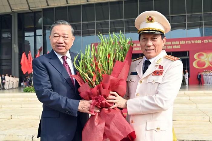 Đồng chí Lương Tam Quang, Bộ trưởng Bộ Công an tặng hoa đón chào Tổng Bí thư, Chủ tịch nước Tô Lâm đến dự lễ kỷ niệm.
