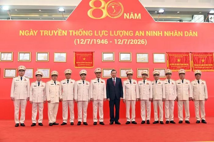 Tổng Bí thư, Chủ tịch nước Tô Lâm chụp ảnh cùng lãnh đạo Bộ Công an và các cục nghiệp vụ.