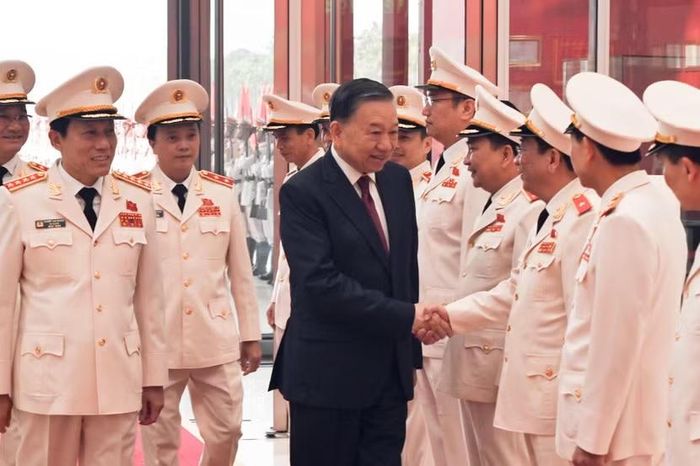 Tổng Bí thư, Chủ tịch nước Tô Lâm bắt tay các tướng lĩnh CAND.