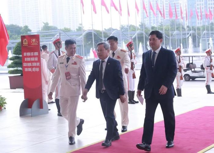Đồng chí Vũ Đại Thắng, Chủ tịch UBND TP dự hội nghị...