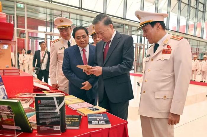 Tổng Bí thư, Chủ tịch nước Tô Lâm xem các cuốn sách ghi lại những chiến công của lực lượng An ninh Nhân dân.