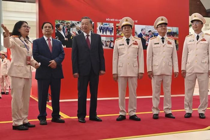 Tổng Bí thư, Chủ tịch nước Tô Lâm xem gian trưng bày lịch sử 80 năm lực lượng An ninh nhân dân.