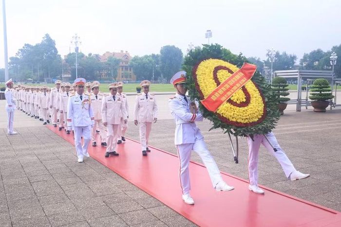 Sáng sớm, đoàn đại biểu Đảng ủy Công an Trung ương, Bộ Công an do Đại tướng Lương Tam Quang, Ủy viên Bộ Chính trị, Bộ trưởng Bộ Công an dẫn đầu đã đặt vòng hoa vào lăng viếng Chủ tịch Hồ Chí Minh.