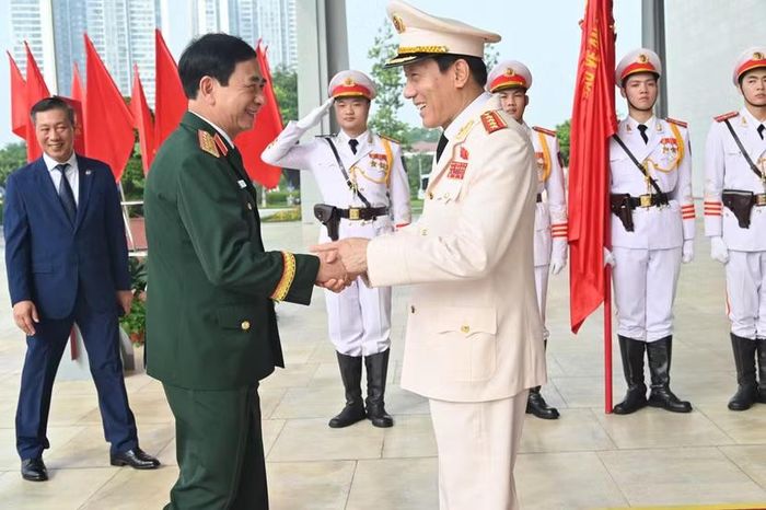 Đại tướng Lương Tam Quang, Bộ trưởng Bộ Công an trân trọng đón tiếp Đại tướng Phan Văn Giang, Phó Thủ tướng, Bộ trưởng Bộ Quốc phòng.