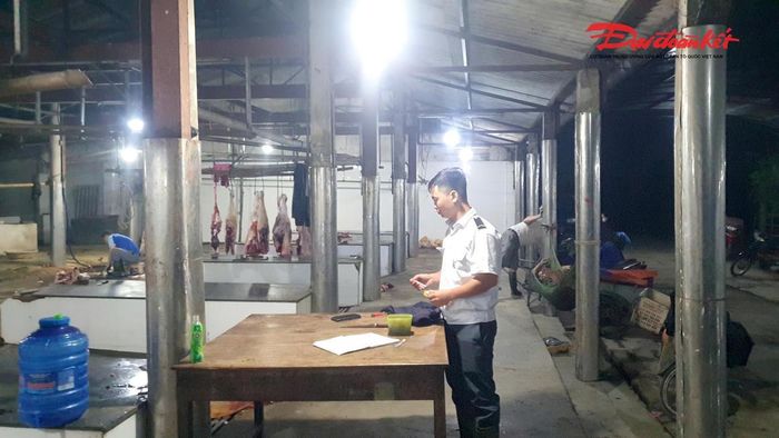 Dù 6 tháng không có lương nhưng lao động kiểm soát giết mổ vẫn duy trì công việc xuyên đêm. Ảnh: HN.