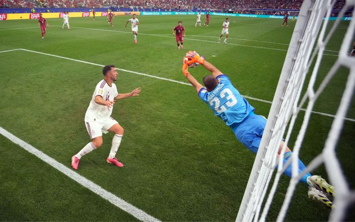  Hành trình vượt qua cột mốc ấy của Simón trải dài qua hai kỳ World Cup. Chuỗi giữ sạch lưới bắt đầu sau bàn thắng của Ao Tanaka trong trận Tây Ban Nha gặp Nhật Bản ở vòng bảng World Cup 2022. Kể từ thời điểm đó, Simón không để thủng lưới trong 39 phút còn lại của trận đấu và tiếp tục giữ sạch lưới suốt 120 phút trước Morocco ở vòng 1/8 của giải đấu năm đó. Ảnh: Issei Kato/Reuters. 
