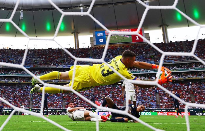  Trước khi Simón xuất hiện, kỷ lục giữ sạch lưới lâu nhất tại World Cup thuộc về Walter Zenga với 517 phút, tồn tại suốt 36 năm. Huyền thoại Italy giữ sạch lưới từ trận mở màn World Cup 1990 trước Áo, rồi lần lượt bảo toàn mành lưới trước Mỹ, Tiệp Khắc, Uruguay và CH Ireland. Chuỗi trận chỉ khép lại khi Claudio Caniggia ghi bàn cho Argentina ở bán kết. Ảnh: Daniel Becerril/Reuters. 