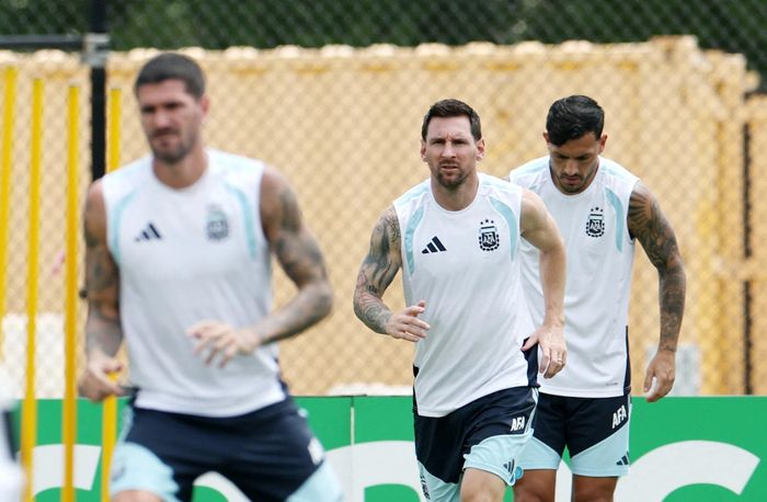 World Cup 2026 tiếp tục chứng kiến hình ảnh quen thuộc của tuyển Argentina: Lionel Messi luôn xuất hiện cùng Rodrigo De Paul và Leandro Paredes. Từ sân tập cho đến những trận đấu lớn của tuyển Argentina, bộ ba gần như không rời nhau. Chính sự gắn bó ấy khiến De Paul và Paredes được người hâm mộ gọi vui là "hai vệ sĩ" của đội trưởng Argentina. Ảnh: Reuters.