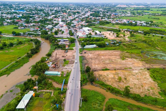  Khu vực đường dẫn kết nối Tỉnh lộ 15 với dự án đã được nhà thầu dọn dẹp mặt bằng, phát quang cây cỏ. 