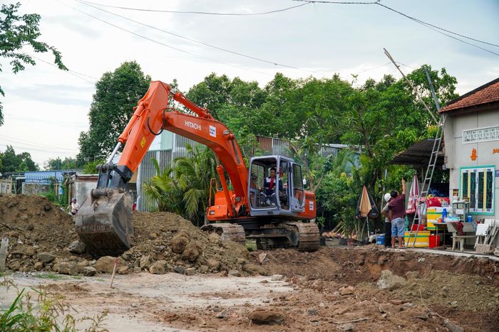  Công nhân thi công đào hạ, cung cấp , đắp nền đường K95 đường song hành 3,4 đoạn từ Km1+522- Km1+662 hai bên tuyến hiện hữu TL8 chiều 8/7. 