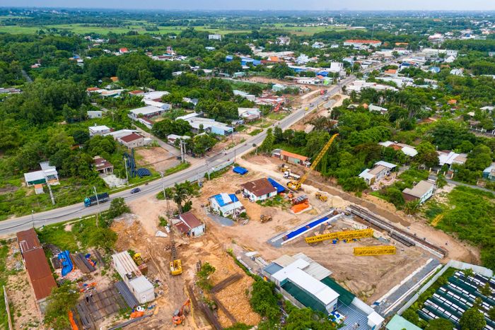  Trong ảnh là dự án thi công xây dựng cầu vượt ngang đường Tỉnh lộ 8 cũng đã được liên danh nhà thầu Trung Nam E&amp;C và Tập đoàn Quang Phúc triển khai thi công. 