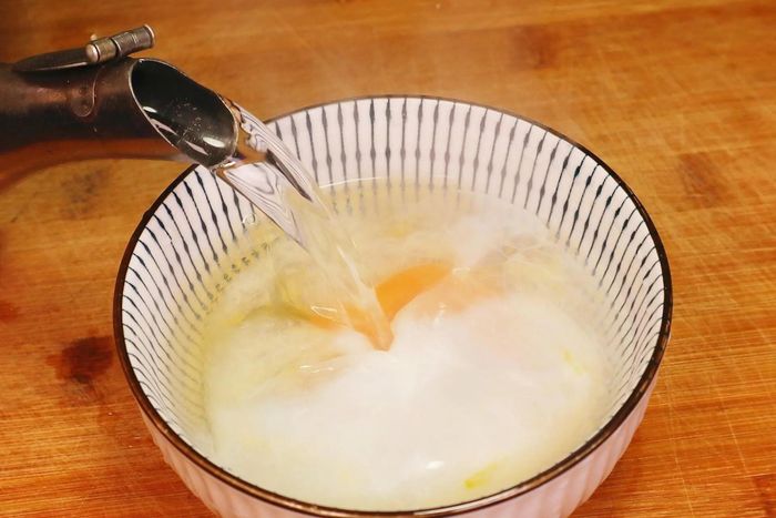 Nhiều người cho rằng chỉ cần đổ nước sôi vào trứng là đủ để diệt vi khuẩn. Ảnh: Baidu.
