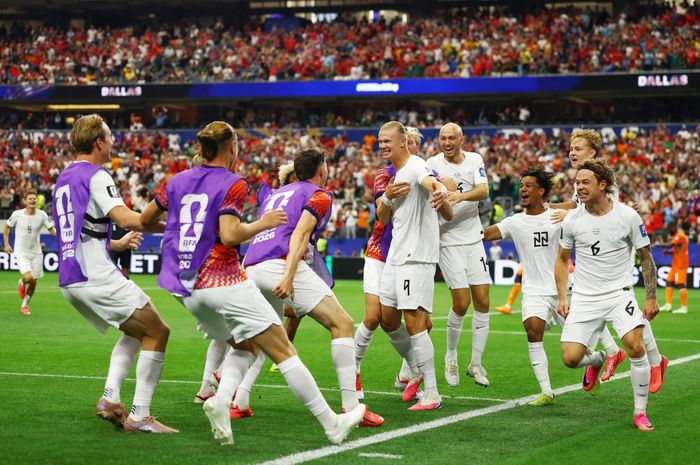 Erling Haaland của Na Uy ăn mừng bàn thắng cùng đồng đội vào ngày 30/6. Ảnh: Reuters.
