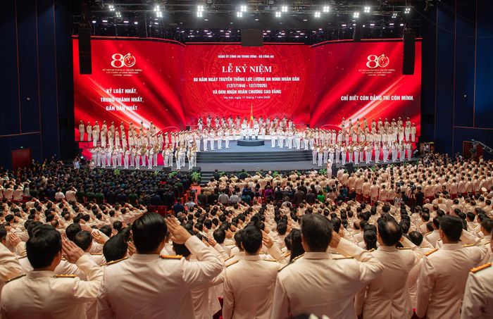  Các đại biểu thực hiện nghi thức chào cờ tại buổi lễ. 