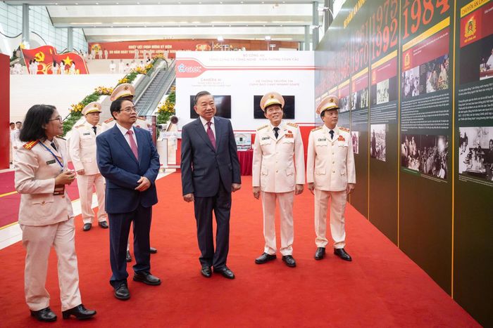  Tổng Bí thư, Chủ tịch nước Tô Lâm, nguyên Thủ tướng Phạm Minh Chính và các đại biểu tham quan triển lãm "80 năm An ninh nhân dân - Lá chắn thầm lặng". 