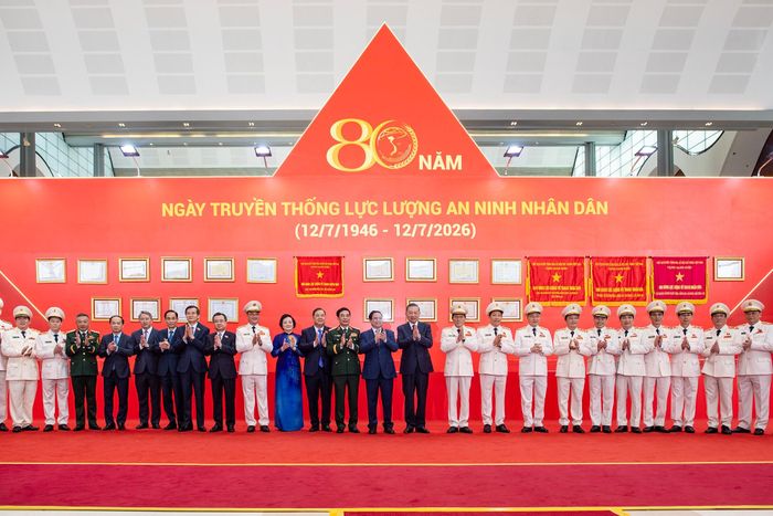  Tham dự buổi lễ còn có các lãnh đạo, nguyên lãnh đạo Đảng, Nhà nước; lãnh đạo các ban, bộ, ngành Trung ương, cùng đông đảo nhiều thế hệ cán bộ, chiến sĩ thuộc lực lượng An ninh nhân dân. 