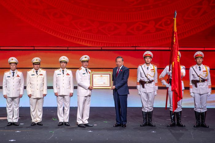Tổng Bí thư, Chủ tịch nước Tô Lâm trao tặng Huân chương Sao Vàng cho lực lượng An ninh nhân dân. 