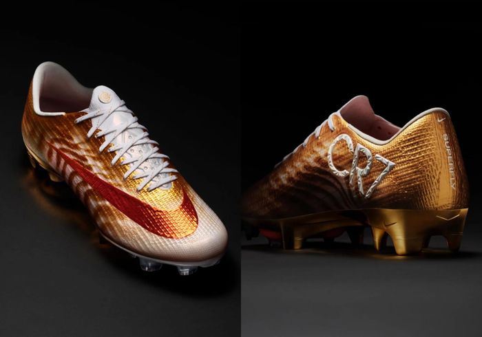  Vật phẩm gây bão mạng xã hội này chính là đôi giày thi đấu Nike Mercurial Superfly 11 mang tên "CR7 Gold Scorpion". Toàn bộ thân giày được phủ một màu vàng gold, kết hợp với các chi tiết cá nhân hóa mang đậm dấu ấn của siêu sao người Bồ Đào Nha. Đây được xem là một trong những kỷ vật độc đáo và mang giá trị tinh thần lớn nhất. Ảnh: Nike. 