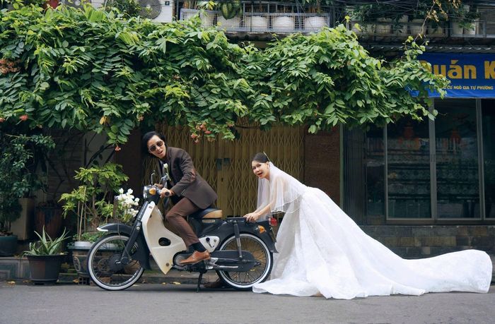 Vợ chồng Việt Hương chụp ảnh kỷ niệm 20 năm kết hôn. Ảnh: FBNV.