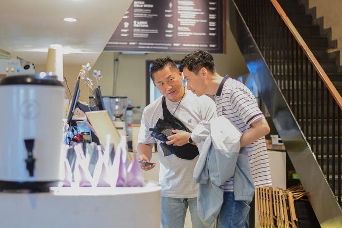  Khách Trung Quốc uống trà sữa bên trong một trung tâm TP.HCM hồi tháng 10/2024. Ảnh: Linh Huỳnh. 