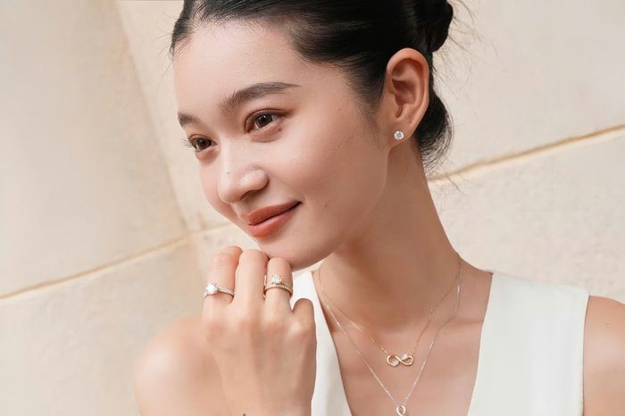 Muốn nhẫn cưới nổi bật hơn, người mua nên cân nhắc kiểu cắt, hình dáng và chất liệu thay vì chỉ ưu tiên những viên kim cương có độ trắng cao. Ảnh: Xiaohongshu.