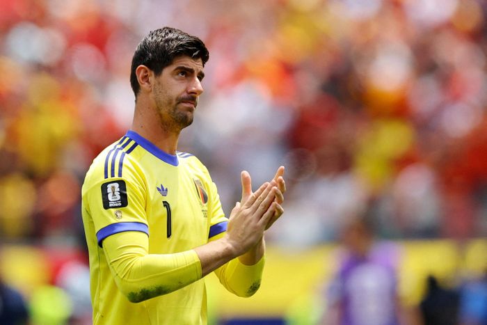  Courtois rơi nước mắt, Lammens trở thành vật tế thần cho một quyết định đầy tranh cãi. 