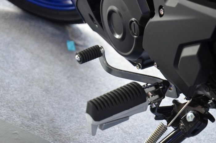  Yamaha Exciter 155 được trang bị hộp số cơ khí 6 cấp kết hợp bộ ly hợp A&amp;S hỗ trợ chống trượt, giúp tay côn nhẹ hơn và ngăn tình trạng bó cứng bánh khi dồn số gấp. Ở thế hệ mới, mẫu côn tay đã có thêm hệ thống kiểm soát lực kéo TCS. 