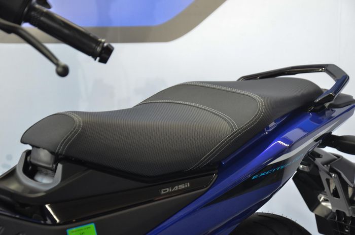  Chiều cao yên xe tại vị trí người lái đạt 795 mm. 