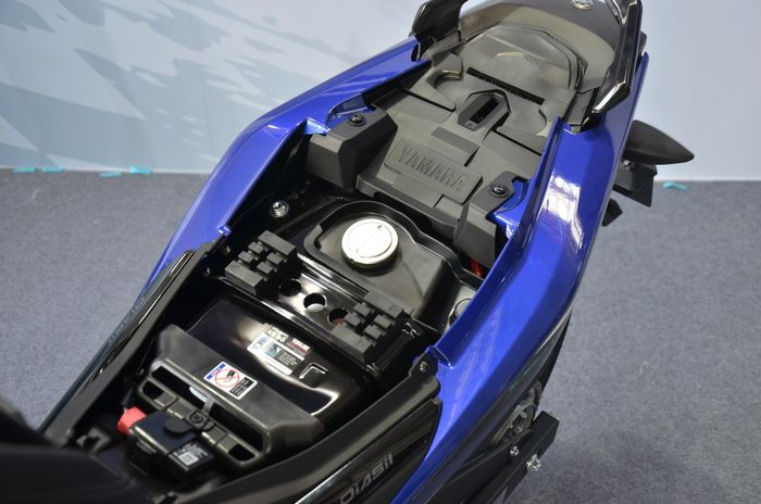  Kiểu dáng underbone đặc trưng khiến khu vực dưới yên xe Yamaha Exciter 155 gần như không thể dùng để chứa các vật dụng cá nhân. Dung tích bình xăng ở mức 5,4 lít. 