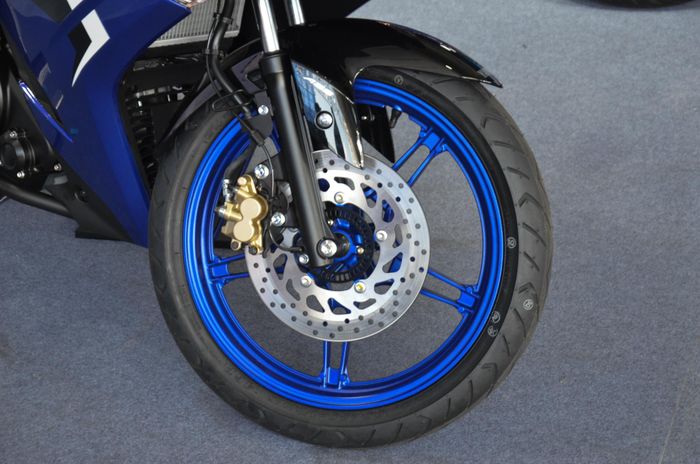  "Dàn chân" của xe là bộ mâm kích thước 17 inch, trang bị phanh đĩa 267 mm cho bánh trước và 203 mm cho bánh sau. Hệ thống chống bó cứng phanh ABS chỉ xuất hiện ở bánh trước. 