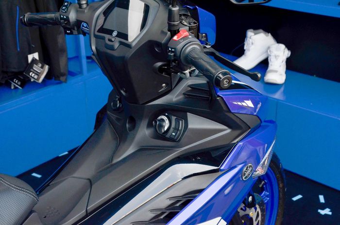  Một bổ sung đáng chú ý cho Yamaha Exciter 155 thế hệ mới là bộ khuếch đại âm thanh từ hộp lọc gió. Chi tiết này đặt gần yên xe tại vị trí người lái. 