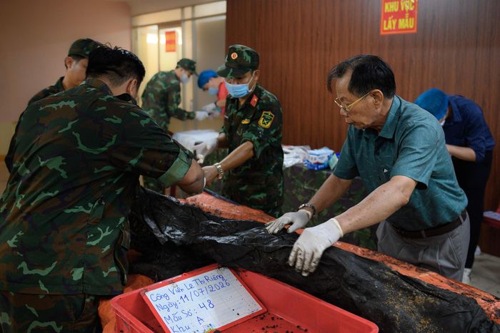  Đơn vị cũng thu được 7 bộ di vật đi kèm, gồm dép, răng bọc vàng, chai dầu và bấm móng tay. 