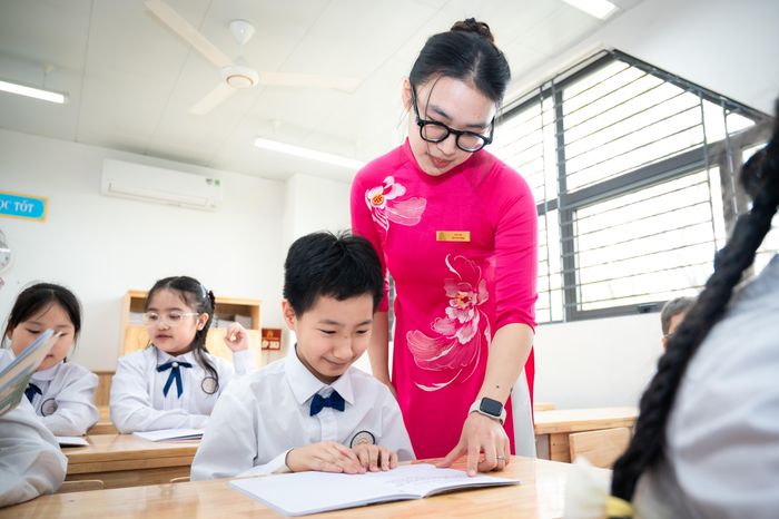  Việc sắp xếp phải đảm bảo giảng dạy của giáo viên, đặc biệt là việc học tập của học sinh vẫn diễn ra bình thường. Ảnh: Đinh Hà.