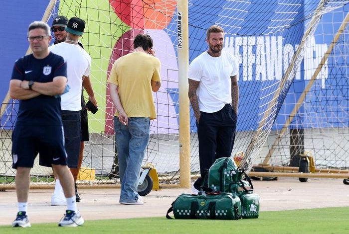 Cựu danh thủ David Beckham cùng hai con trai tới thăm thầy trò HLV Thomas Tuchel trong buổi tập chuẩn bị cho trận đấu với Na Uy. Sự xuất hiện của huyền thoại "Tam sư" nhanh chóng thu hút sự chú ý. Ảnh: Reuters.