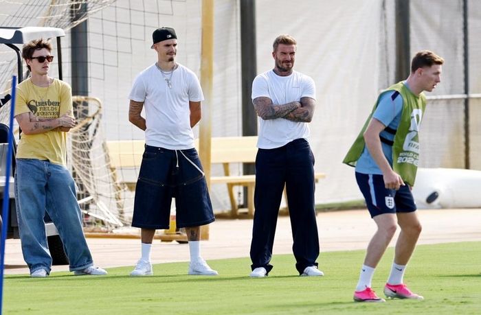 Theo The Sun, Beckham tạo điều kiện để tuyển Anh sử dụng sân tập của Inter Miami, CLB mà ông đồng sở hữu tại Mỹ. Cựu tiền vệ MU sau đó trực tiếp có mặt, theo dõi buổi tập và trò chuyện với một số cầu thủ. Ảnh: Reuters.