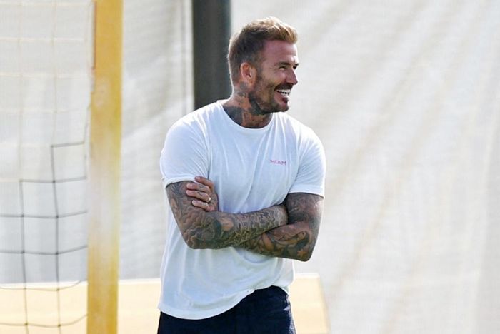 Beckham từng có 115 lần khoác áo tuyển Anh và giữ băng đội trưởng trong nhiều năm. Vì vậy, sự hiện diện của ông được xem như nguồn động viên tinh thần cho thế hệ hiện tại trước trận đấu quan trọng. Ảnh: Reuters.
