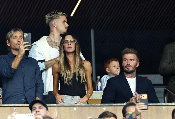 Beckham dành thời gian cùng Victoria theo dõi trận đấu giữa Argentina và Cape Verde diễn ra tại Miami hôm 4/7. Đây cũng là lần đầu tiên vợ Beckham xuất hiện trên khán đài để theo dõi một trận đấu tại World Cup 2026. Ảnh: Reuters.