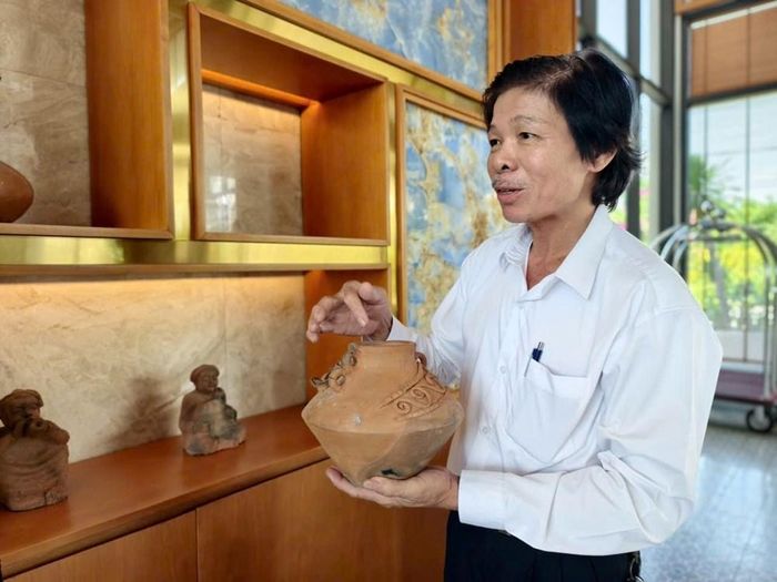 Nhà nghiên cứu văn hóa Chăm ThS. Lê Xuân Lợi, Phó Giám đốc Trung tâm Bảo tồn Di sản văn hóa tỉnh Khánh Hòa giới thiệu về gốm men Chăm