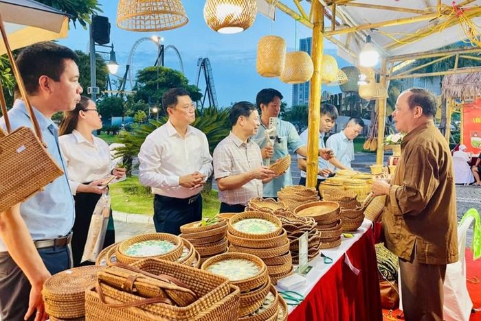 Nhiều chương trình quảng bá các sản phẩm du lịch được giới thiệu tại sự kiện. Ảnh QN