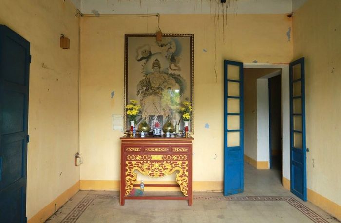 Bàn thờ và bức chân dung bà Từ Cung tại tầng 2 của ngôi nhà. Ảnh: VT