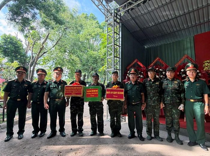 Đại tướng Nguyễn Trọng Nghĩa tặng quà lực lượng trực tiếp tìm kiếm hài cốt liệt sĩ tại Công viên Lê Thị Riêng