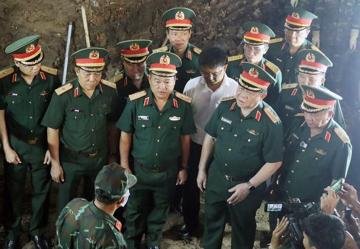 Đại tướng Nguyễn Trọng Nghĩa kiểm tra công tác tìm kiếm hài cốt liệt sĩ tại Công viên Lê Thị Riêng